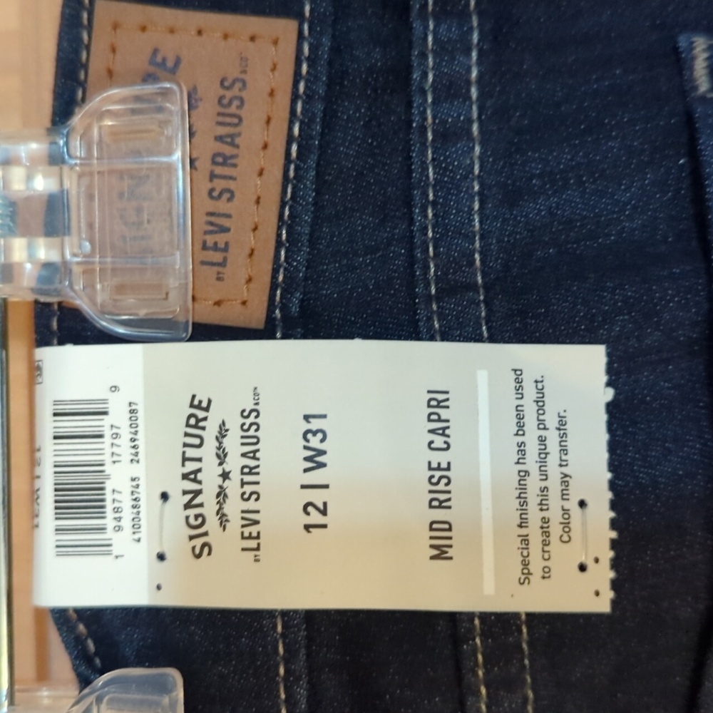 Levi's Signature Mid Rise Capris - Picture 3 of 7